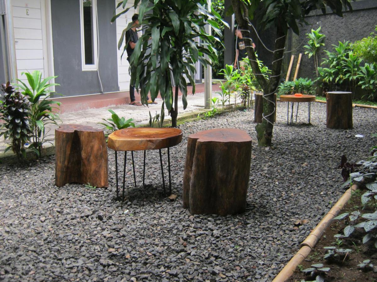 Hotel Aqilakost N Cafe Gadog Puncak Bogor Exterior foto