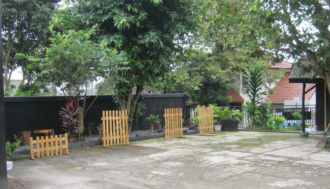 Hotel Aqilakost N Cafe Gadog Puncak Bogor Exterior foto